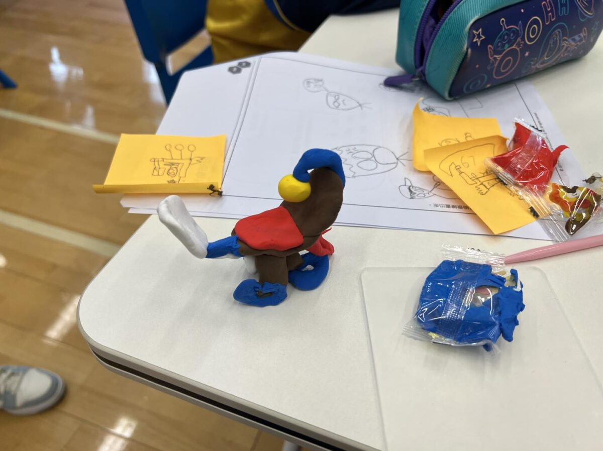 小學生用泥膠製作獨居長者輔助工具原型