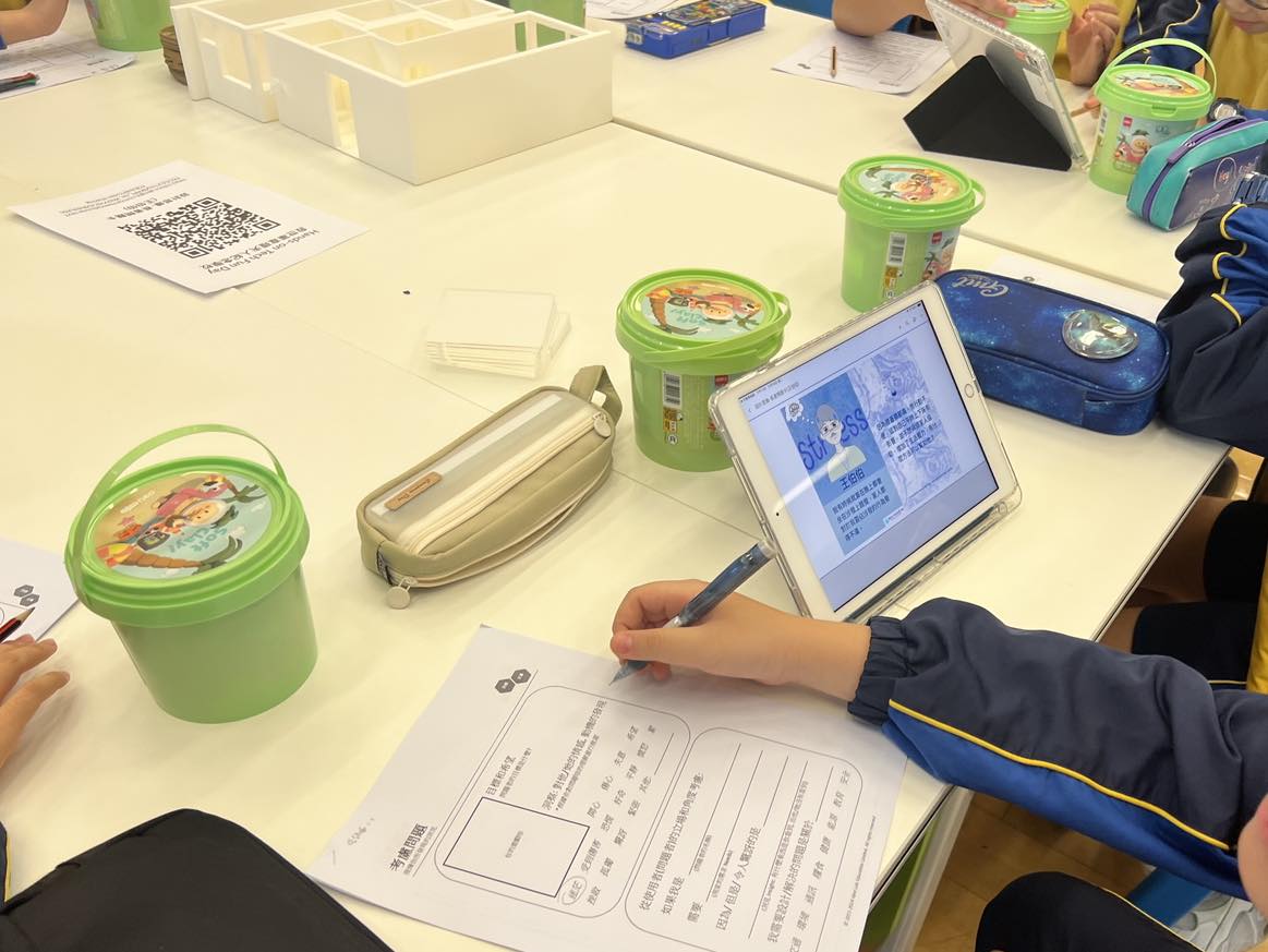 小學生用泥膠製作獨居長者輔助工具原型